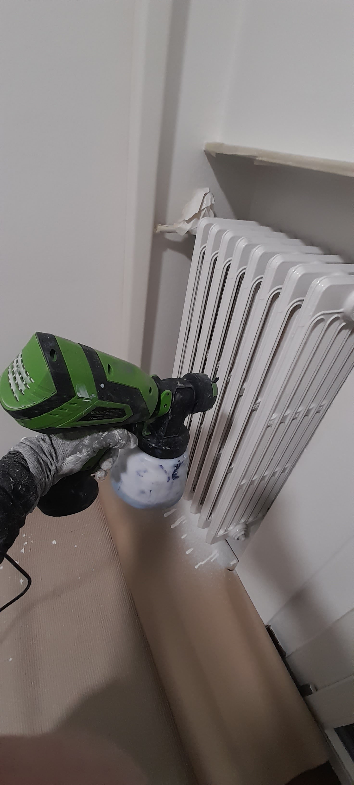 Verniciatura a spruzzo di un radiatore