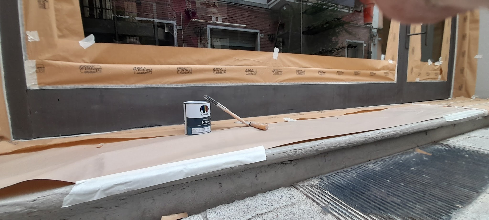 Verniciatura della cornice esterna di una vetrina
