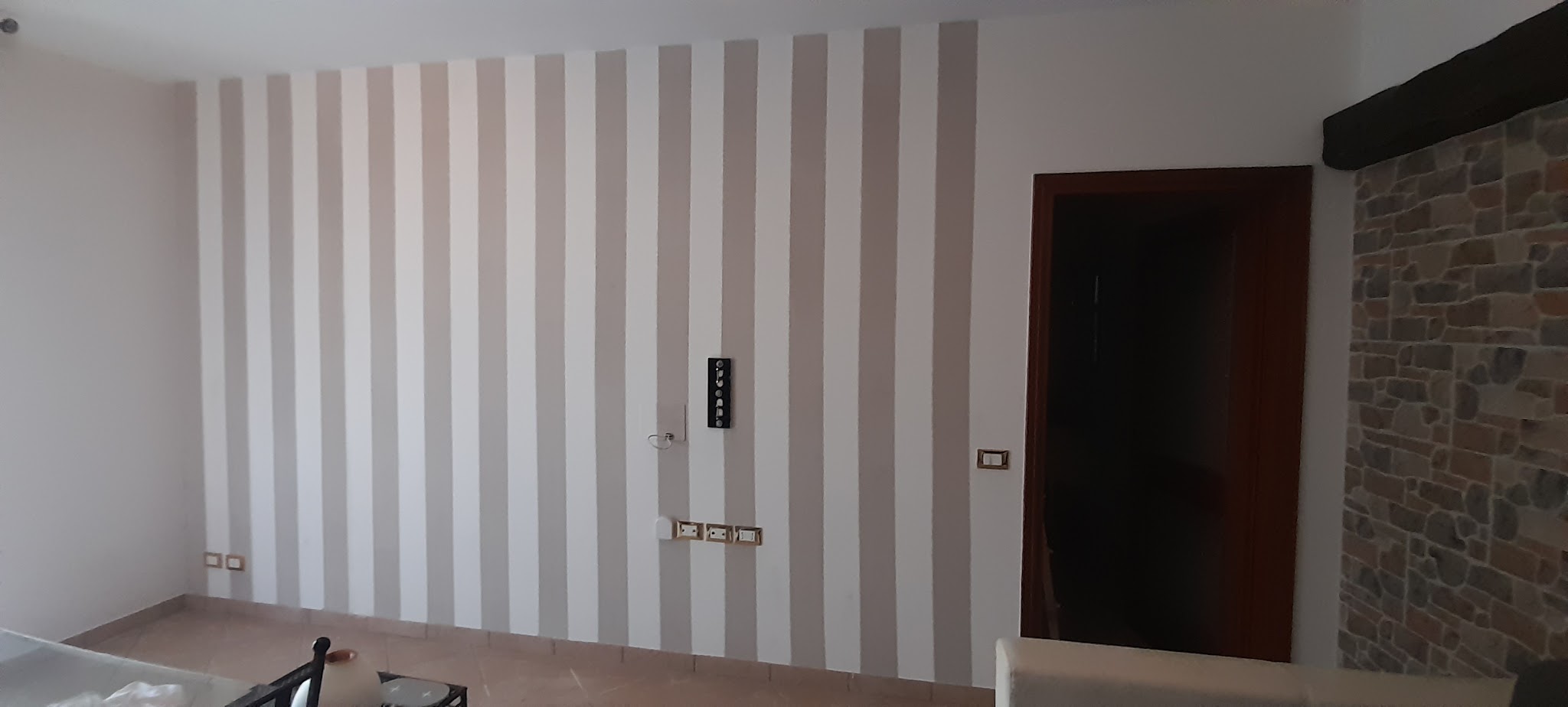 Parete decorativa a righe verticali