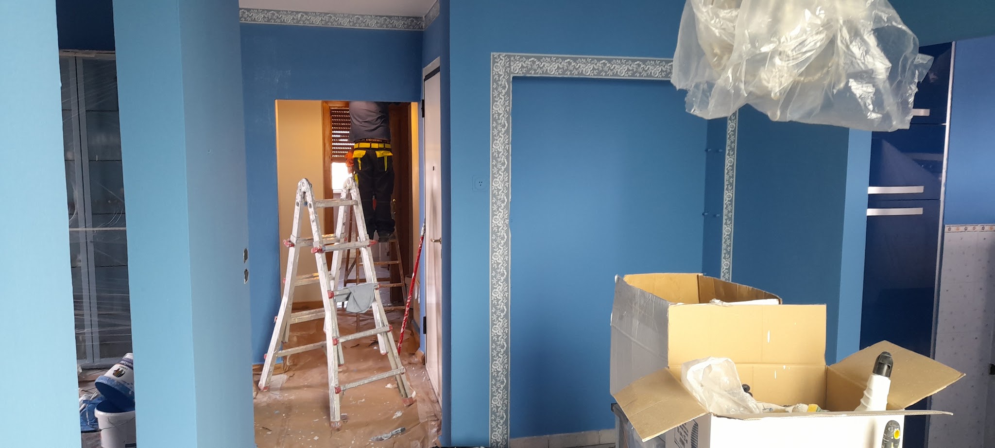 Parete blu con cornice decorativa dipinta
